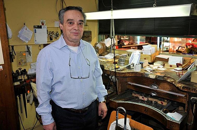 Aurelio Díez, presidente de los joyeros salmantinos, en su taller