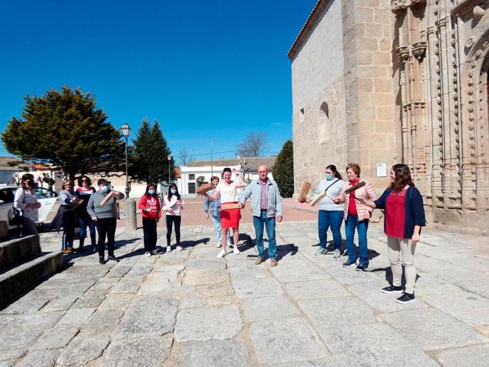 Un grupo de vecinos de Santiago de Puebla en su recorrido por el pueblo haciendo sonar la carraca