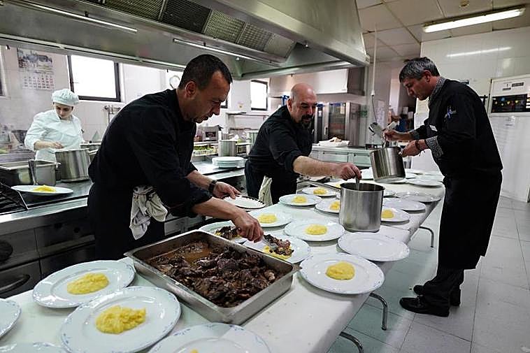 Cocineros preparan los platos antes de salir a la sala