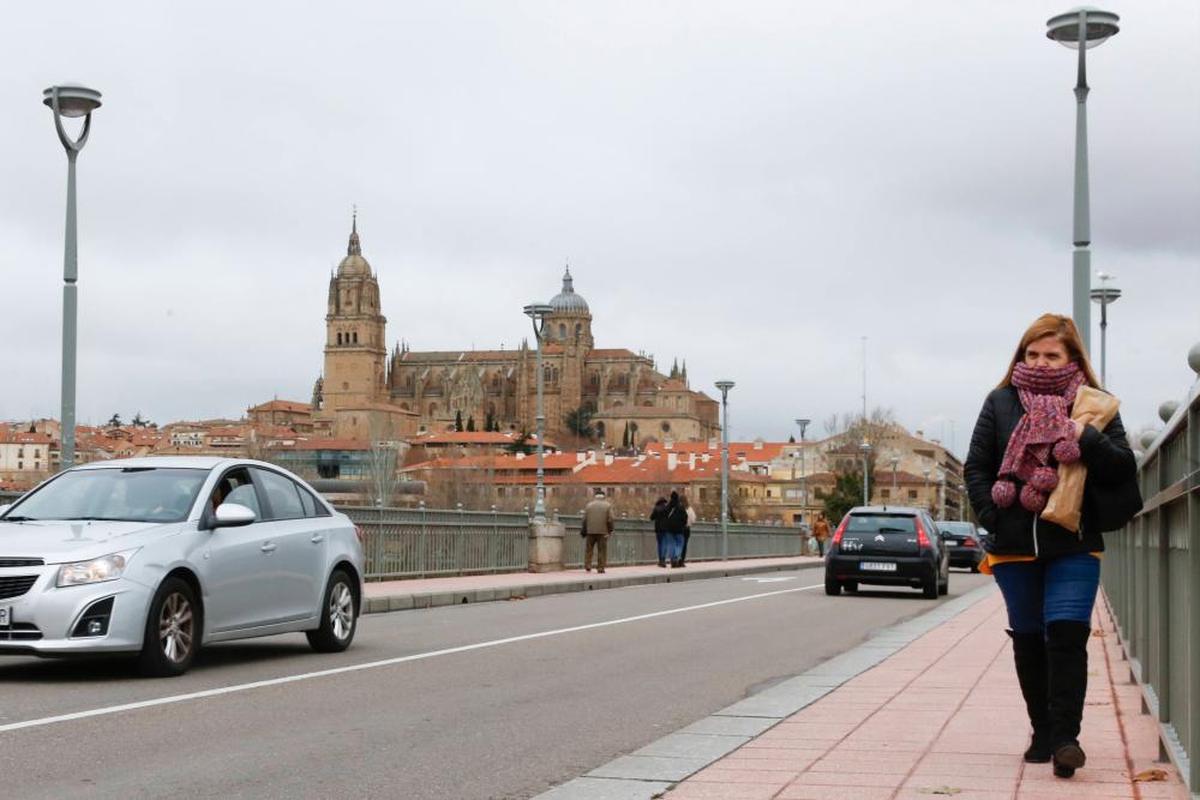 Una mujer pasea por Salamanca bajo el frío