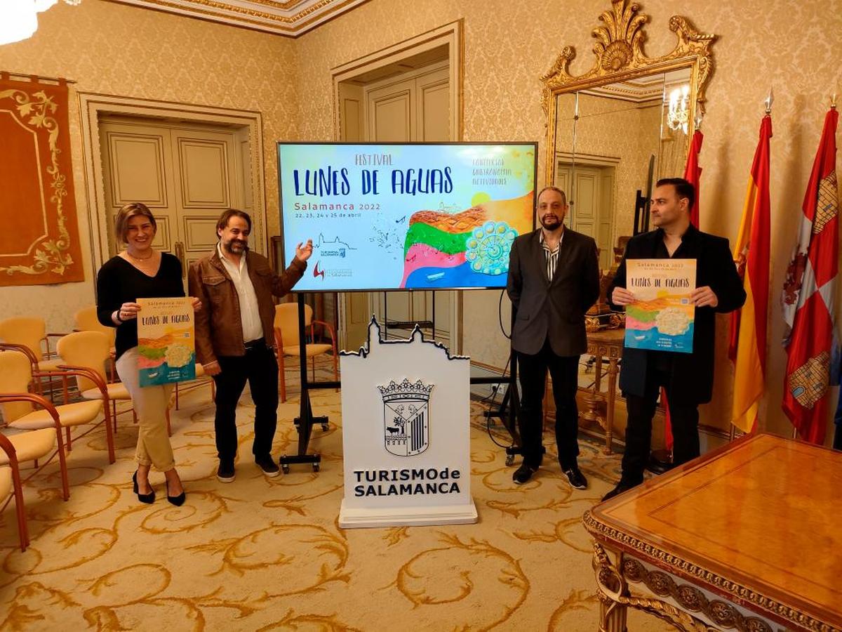 Presentación del Festival Lunes de Aguas en Salamanca con Fernando Castaño junto a otros participantes.