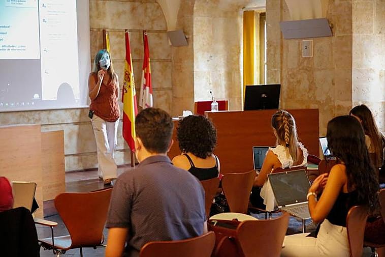 Una profesora impartiendo clases.