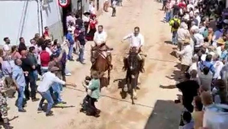 Una mujer y una menor, arrolladas de forma trágica por un caballo en una carrera en Cáceres