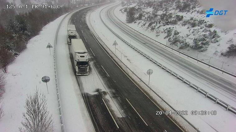 Nieve en la AP-6 en la mañana de este miércoles.