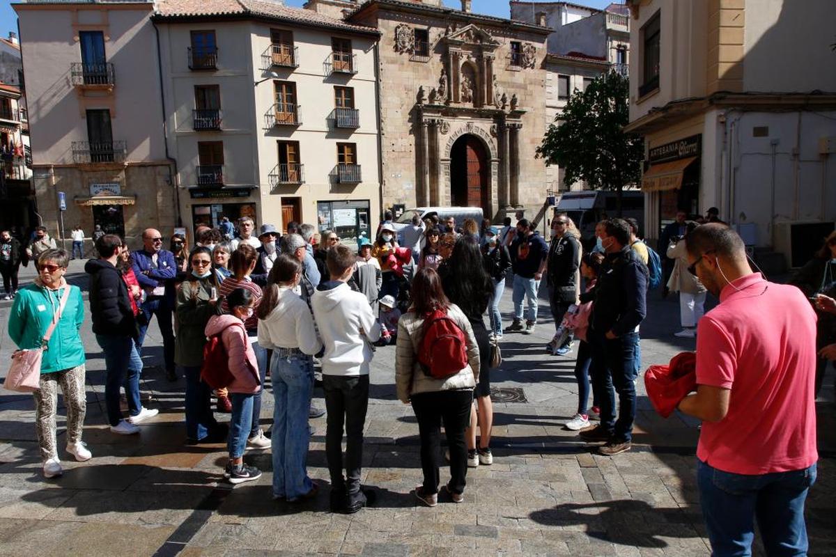 Un numeroso grupo de turistas en la Rúa durante una visita guiada por el casco histórico de Salamanca