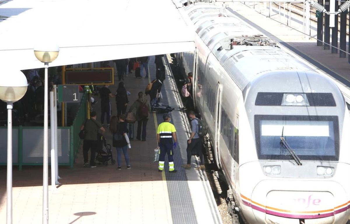 Tren Alvia procedente de Madrid, en la estación de Salamanca.