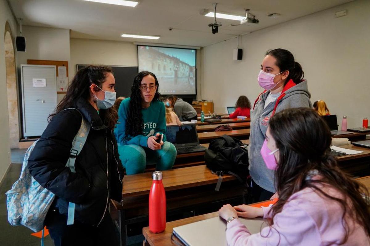 Tres alumnas con mascarilla y una sin ella en un aula de la Universidad este miércoles.