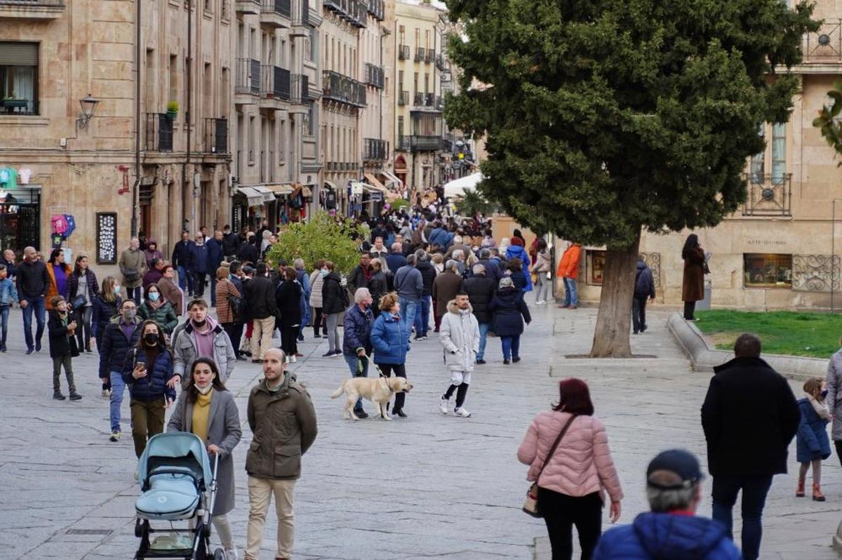 Salmantinos y turistas paseando por la calle de la Rúa y la Plaza de Anaya