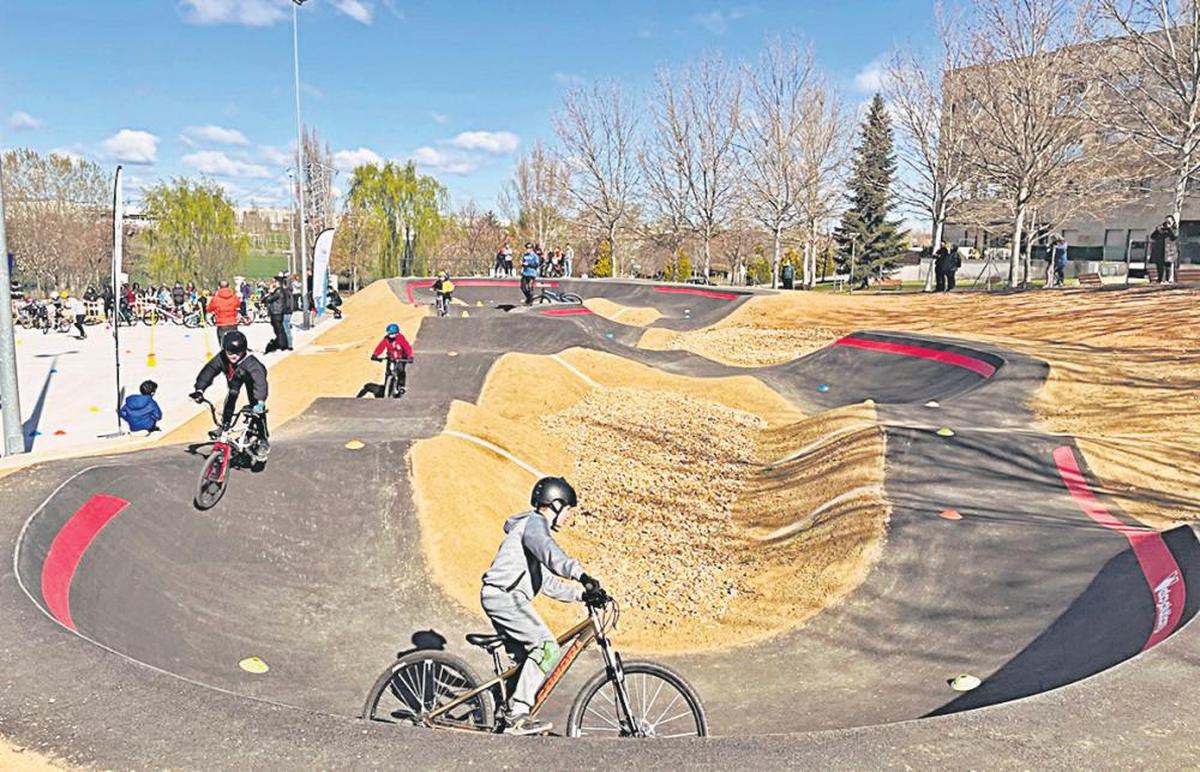 La nueva pista de Pump Truck en Carbajosa y el avance del cerramiento de la pista multideporte