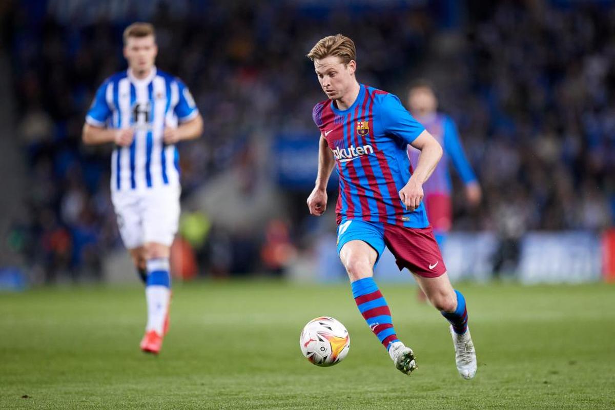 Frenkie de Jong conduce el balón ante la Real Sociedad