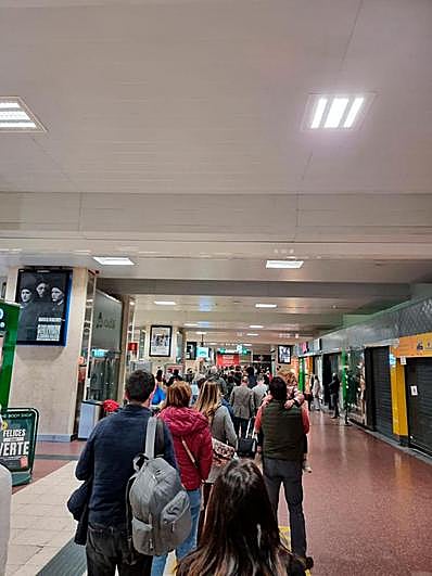 Cola debido al control de pasajeros de Adif y Renfe