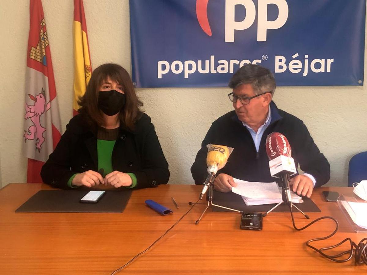 Los concejales, Olga García y Alejo Riñones, este jueves en la sede del PP en la ciudad de Béjar