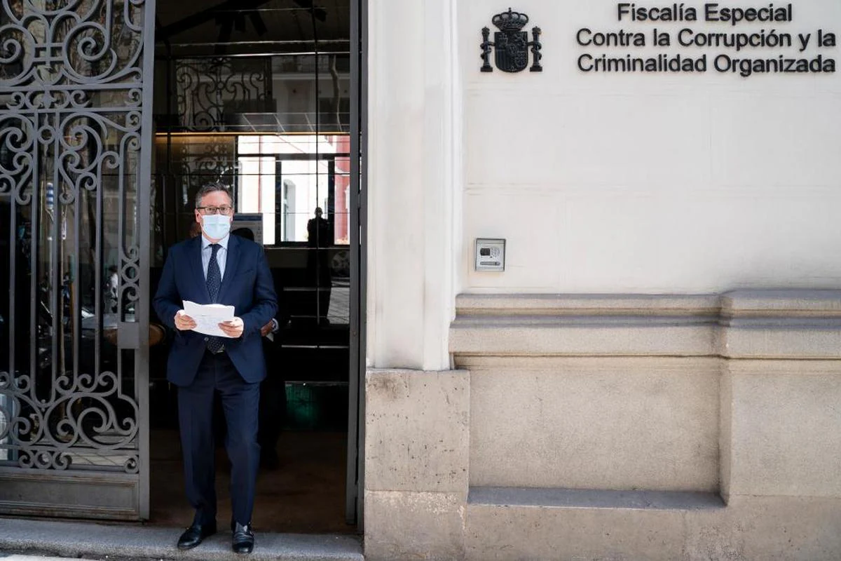 El portavoz del PP, Alfonso Serrano, en la Fiscalía Anticorrupción tras presentar contratos de compra de material sanitario