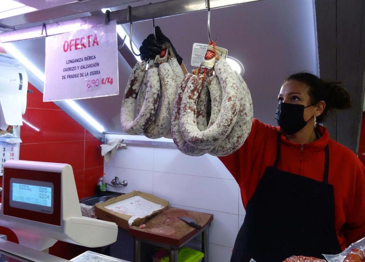 Una carnicera cuelga varias longanizas, este viernes en su establecimiento de la capital.