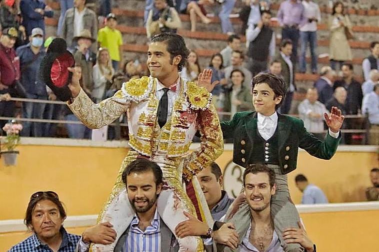 Marco Pérez junto a Diego San Román en su salida a hombros.