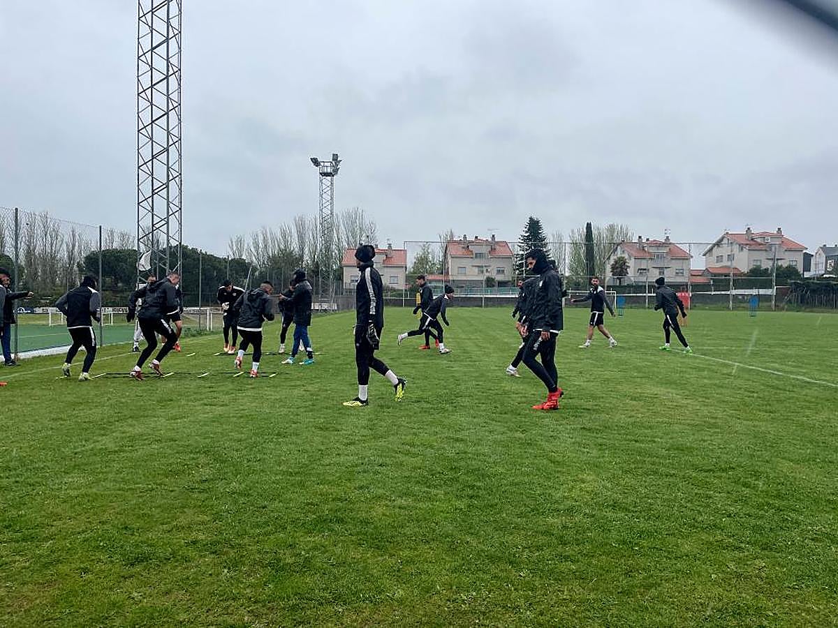 Una sesión pasada por agua. Con la única ausencia de Manu Moreno, el equipo de María Hernández se ejercitó en el anexo bajo la lluvia.