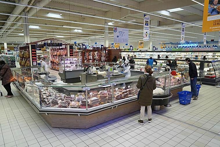 Clientes aguardando su turno en la zona de carnicería del hipermercado E. Leclerc