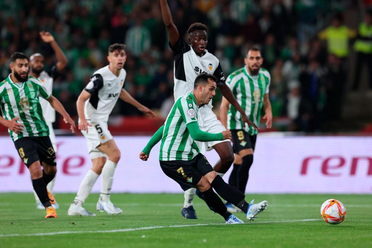 Juanmi dispara a portería durante el partido