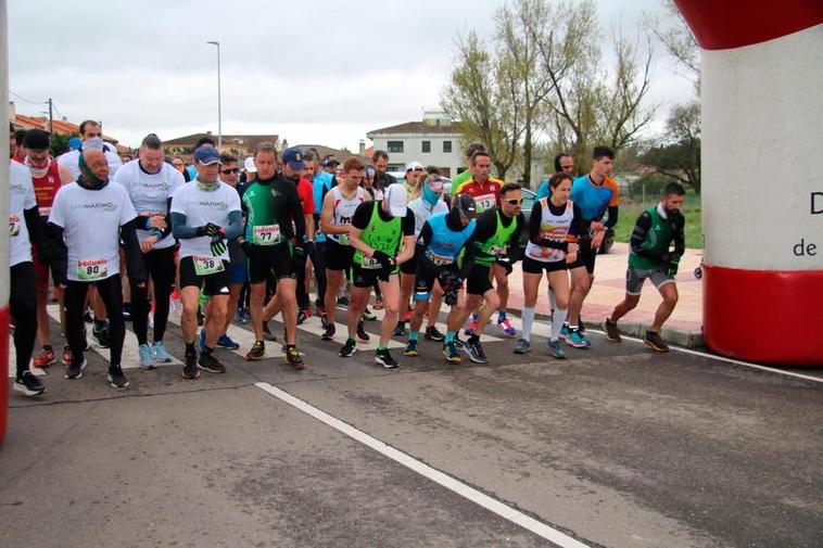 La salida del VII Cross de Aldeatejada contó con un centenar de participantes