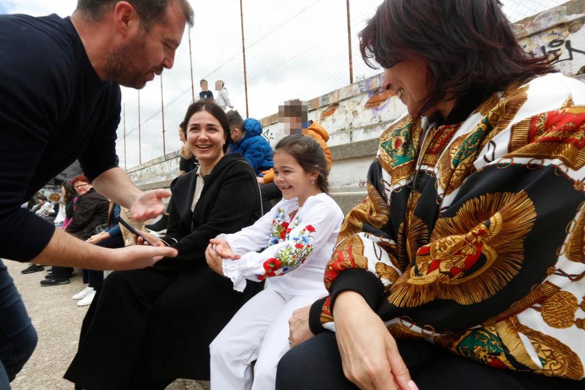 Jes Martin’s en el momento de entregar su bebé llorón imaginario a una niña ucraniana