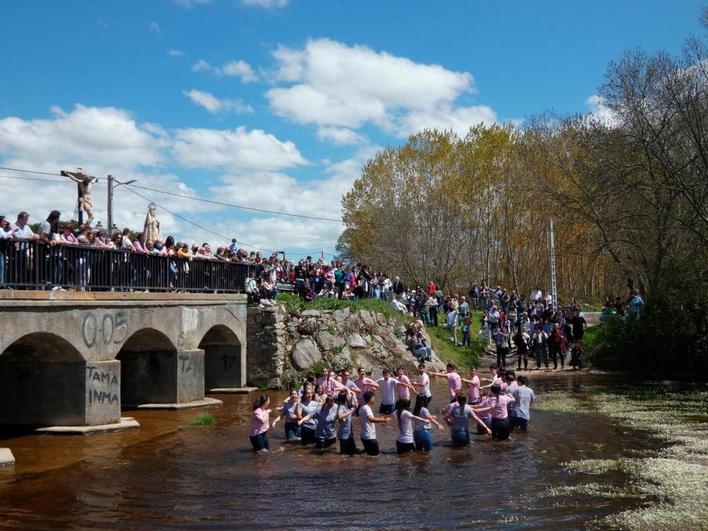 Los quintos de Alaraz bailan en el río Gamo al paso del Cristo del Monte