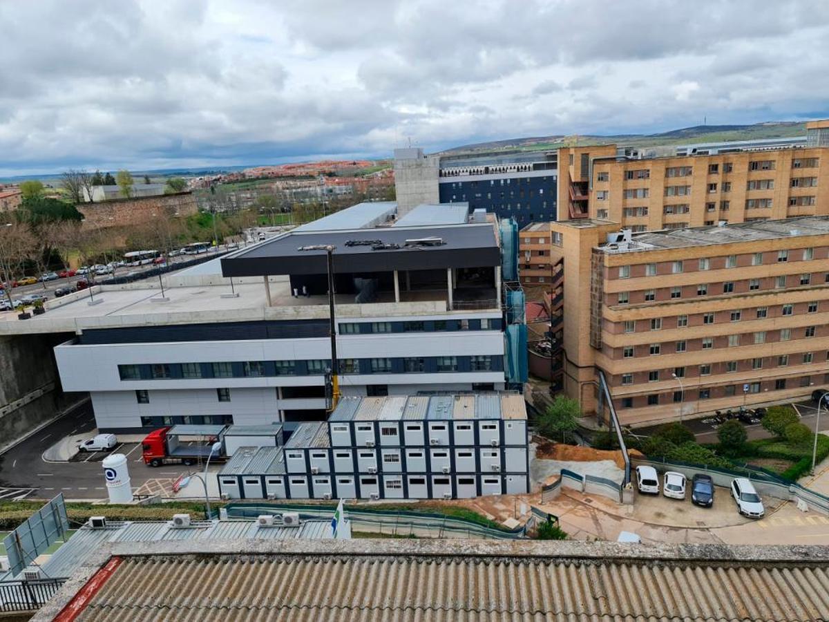 Imagen del nuevo Hospital ‘pegado’ al viejo Clínico, que será derribado a lo largo de este año