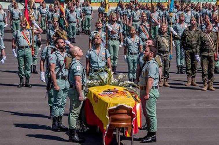 Despedida de un legionario fallecido en otra maniobra en Almería.