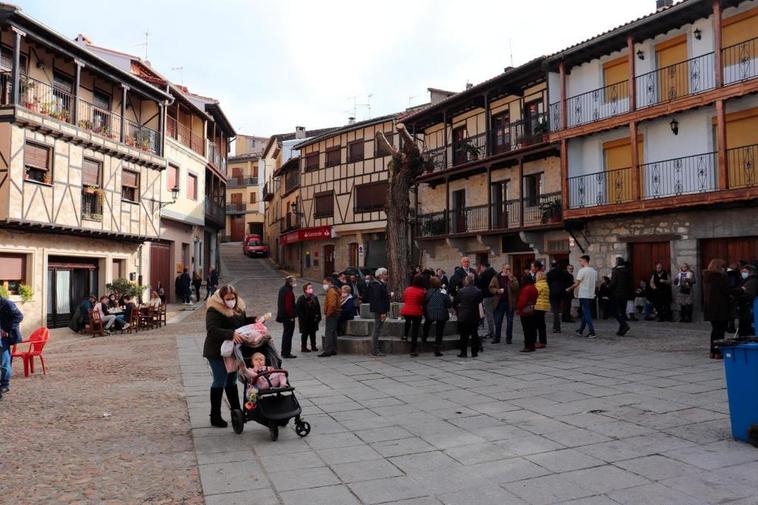 Plaza Mayor de San Esteban de la Sierra, epicentro de muchas de las actividades de la feria.