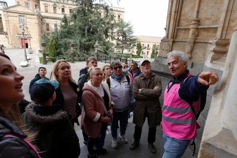 Voluntarios del Ayuntamiento mostraron la ciudad en una ruta a ucranianos del albergue Lazarillo