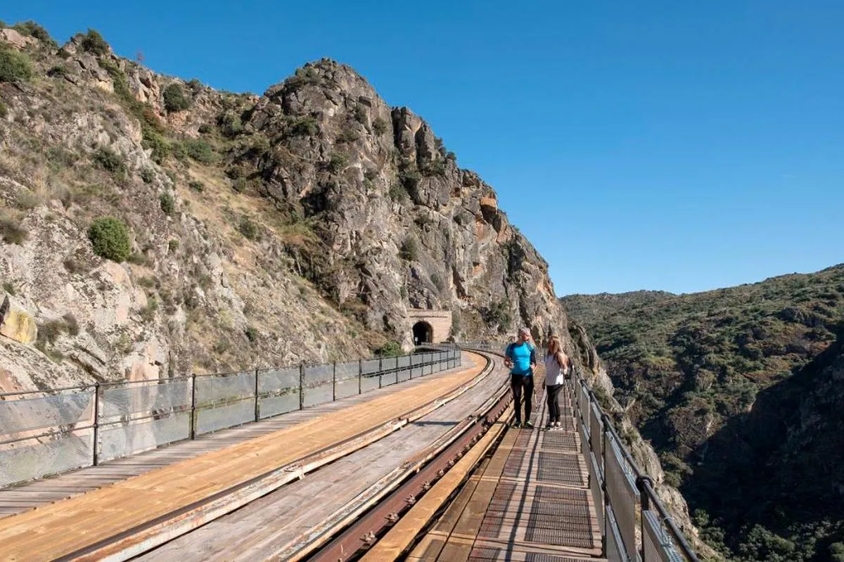 El Camino de Hierro posibilita al visitante recorrer los antiguos puentes y túneles del ferrocarril.