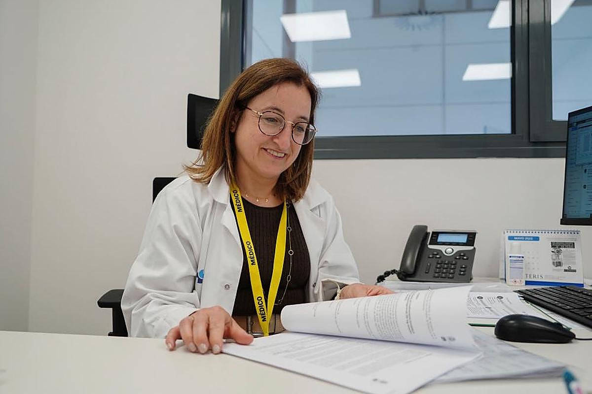 Ana Haro, jefa de Medicina Preventiva, en su despacho dentro del nuevo Hospital de Salamanca.