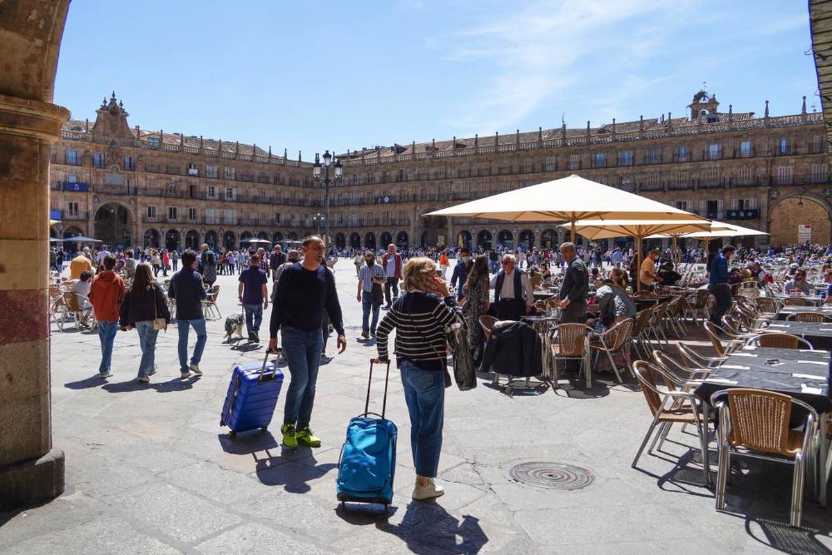 Turistas con maletas en la Plaza Mayor durante la pasada Semana Santa.