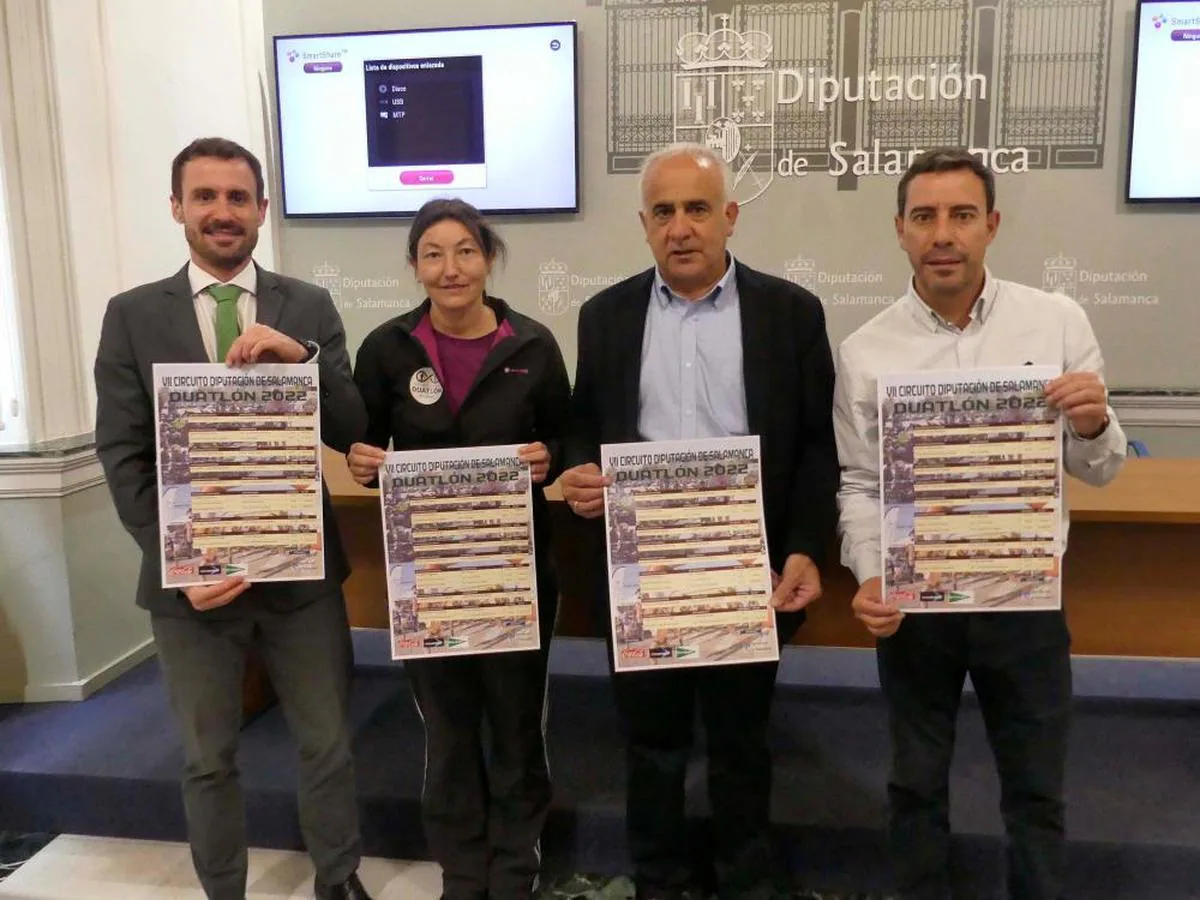 Adrián Rodríguez, Estela López, Jesús María Ortiz y Alberto Pérez, con los carteles del Circuito