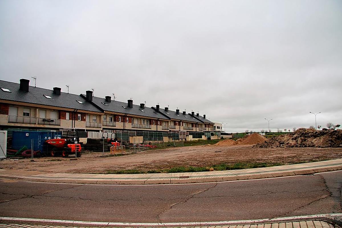 La parcela de Villares que acogerá la nueva zona deportiva municipal