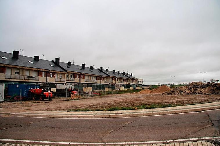 La parcela de Villares que acogerá la nueva zona deportiva municipal