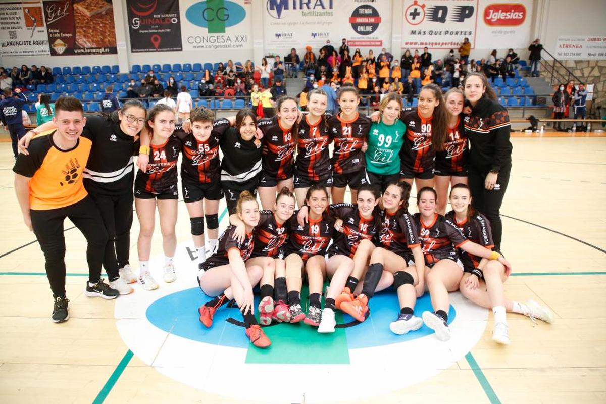 Foto de familia del conjunto cadete femenino del BM Salamanca que ha logrado el billete para la Final Four de CyL.