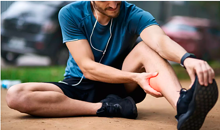 Un deportista estira de los dedos del pie hacia arriba