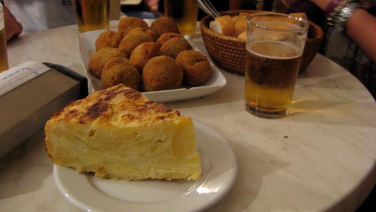 Pincho de tortilla de patata y croquetas