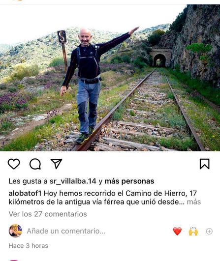 El presentador Antonio Lobato hace equilibrio en las vías del Camino de Hierro