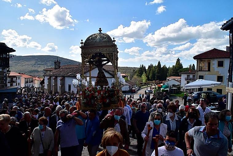 El Cristo del Refugio de Candelario subió a hombros de los fieles desde la ermita hasta la iglesia.