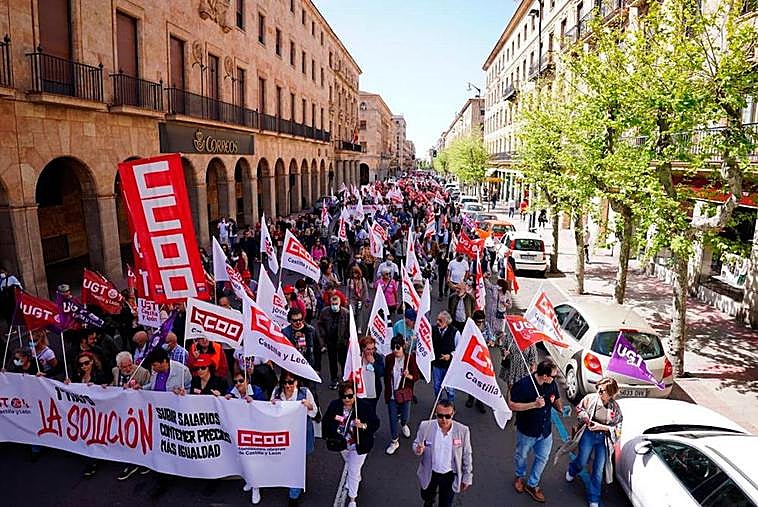 Los manifestantes del Día del Trabajo a su paso por la Gran Vía