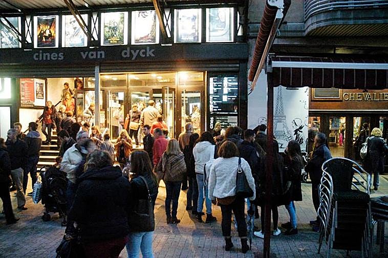 Espectadores aguardan para entrar en las salas en otra edición de la Fiesta del Cine