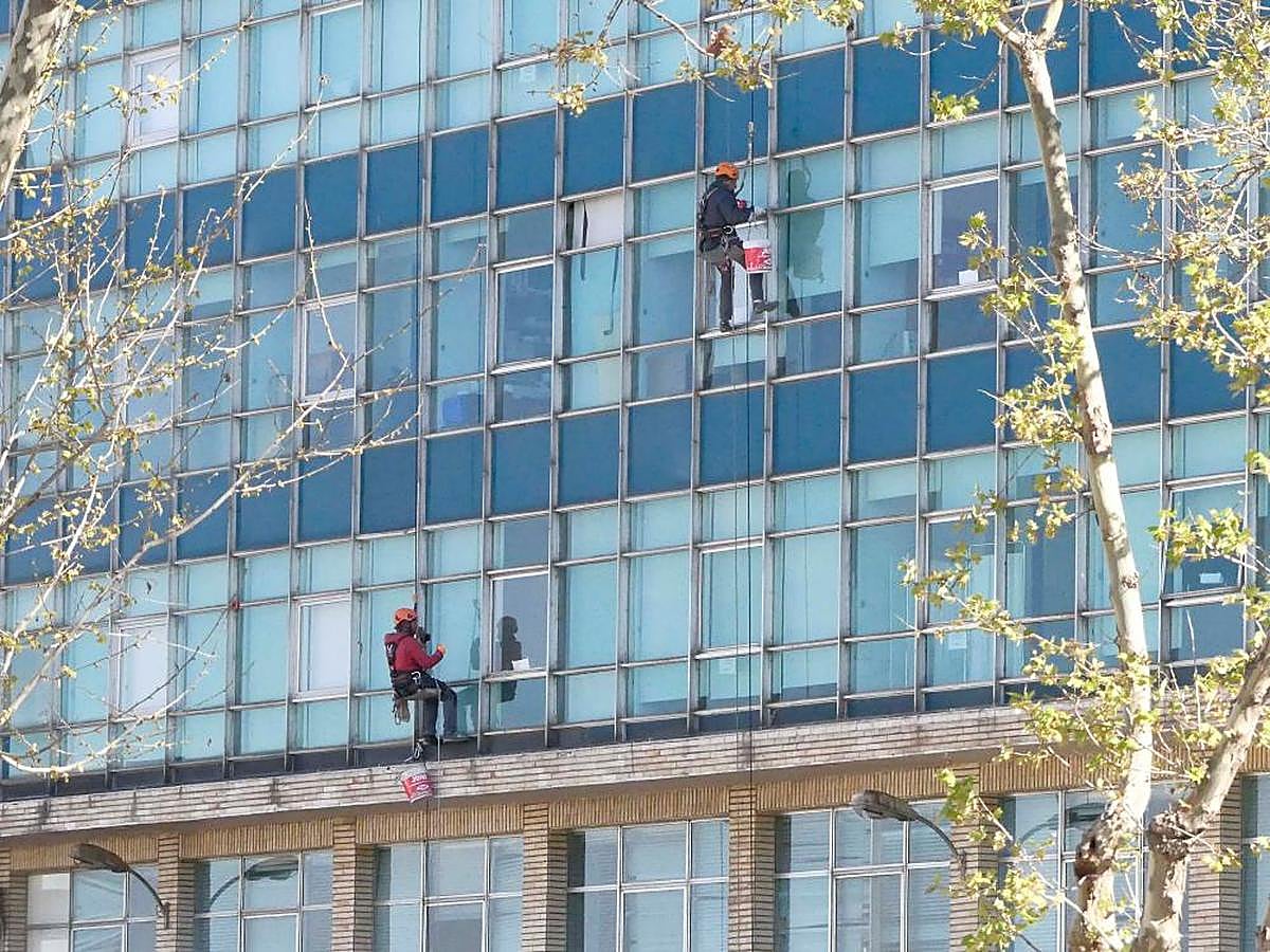 Obreros trabajando en las tareas de conservación del Hospital Virgen de la Vega.