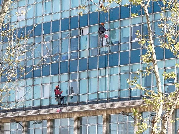 Obreros trabajando en las tareas de conservación del Hospital Virgen de la Vega.