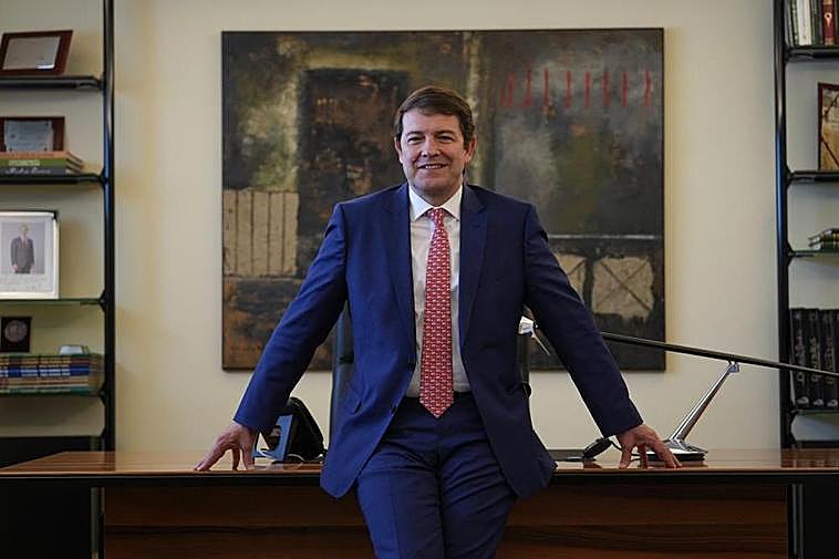 Alfonso Fernández Mañueco durante su entrevista con LA GACETA