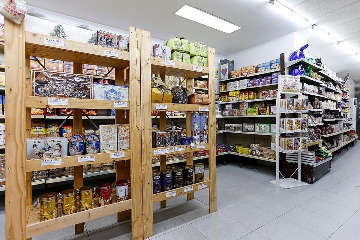 Artículos en las estanterías de un establecimiento salmantino.