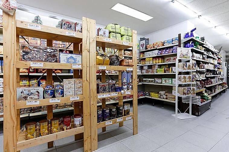 Artículos en las estanterías de un establecimiento salmantino.