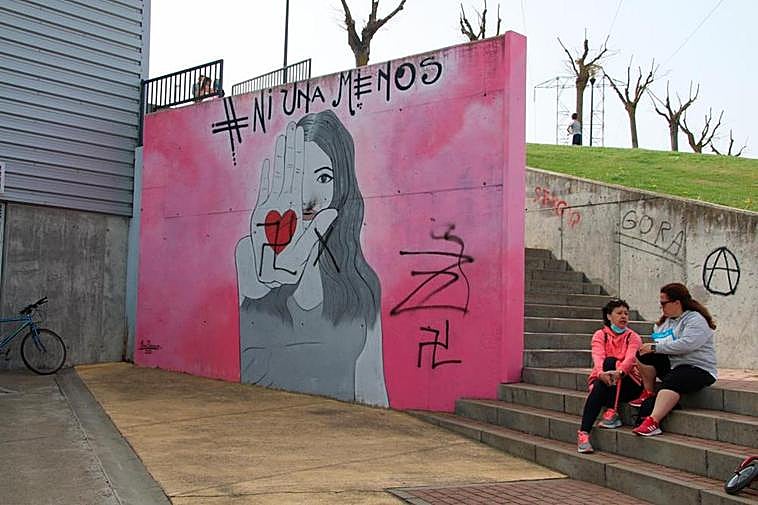 Las pintadas con esvásticas realizadas en el mural de la mujer en Villamayor serán eliminadas. I EÑE