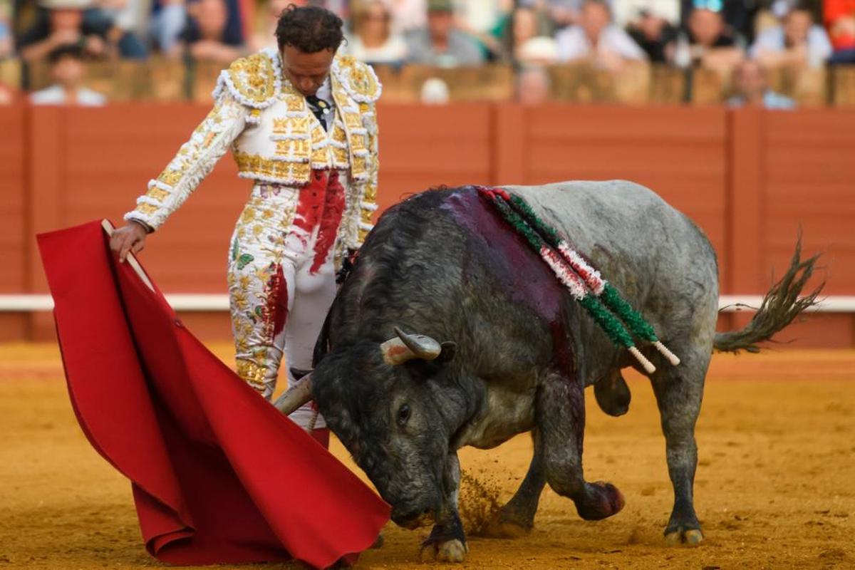 Antonio Ferrera durante su faena