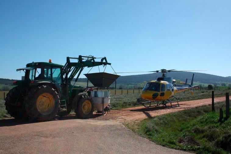 Repostaje de fertilizante de un helicóptero